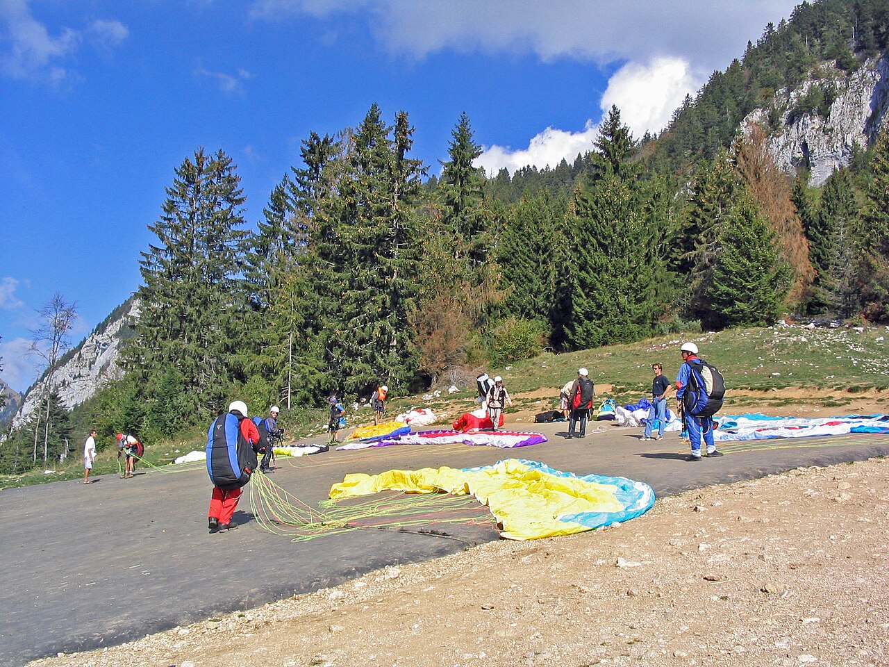 Départ de parapentes au-dessus du lac d'Annecy