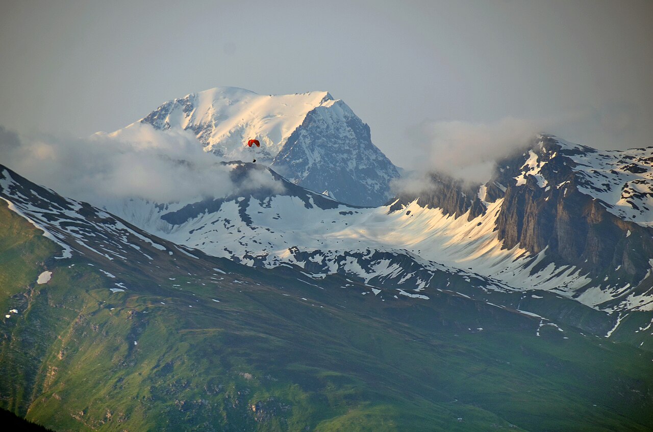 Is the parapente landing at the mountaintop les Grandes Aiguilles 2905, before the Mont Blanc massif - panoramio – Bourg-Saint-Maurice