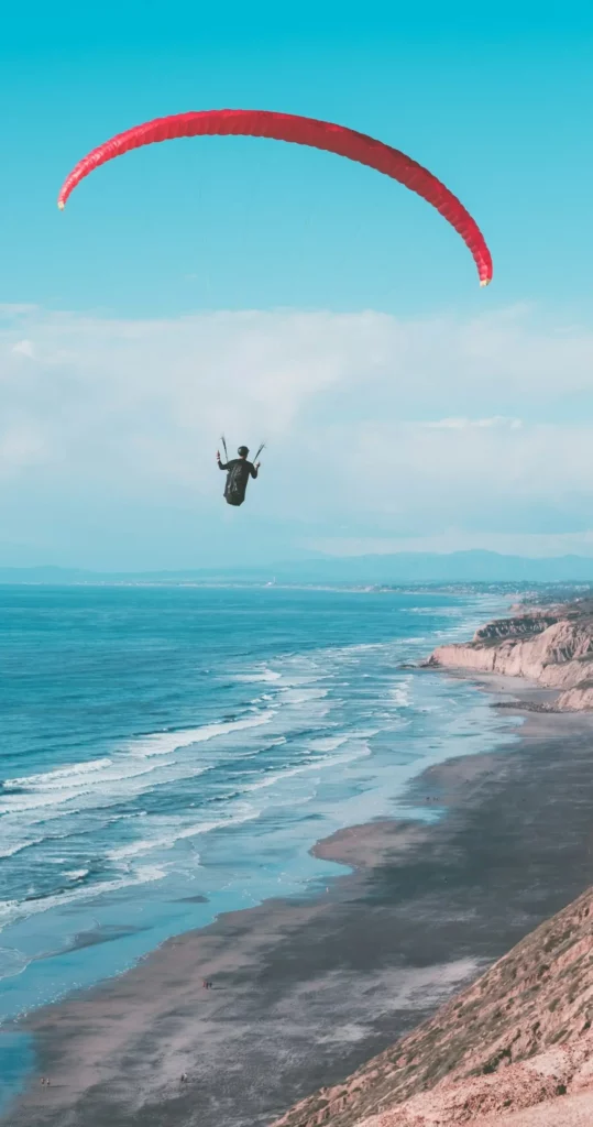 Parapente en soaring au-dessus de la mer